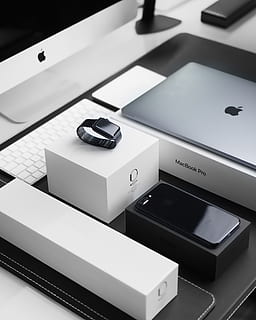 espai, negre, cas de poma, veure, MacBook de plata, pro, jet, iphone 7, més, plata imac, corresponent, caixes, smartwatch, portàtil, poma, productes, sense caixa, oficina, mac, MacBook, iphone, tecnologia, ordinador, teclat d’ordinador, equipament, color negre, negocis, equipament elèctric, PC, cap gent, arxius, primer pla, a l'interior, naturalesa, tecnologia sense fils, natura morta, connexió, taula, vista d’angle alt, dispositiu d’informació portàtil, comunicació, telèfon intel·ligent, portabilitat, música, centrar-se en primer pla, telèfon mòbil, Color blanc, equips informàtics, 4K, CC0, domini públic, lliure de regalies