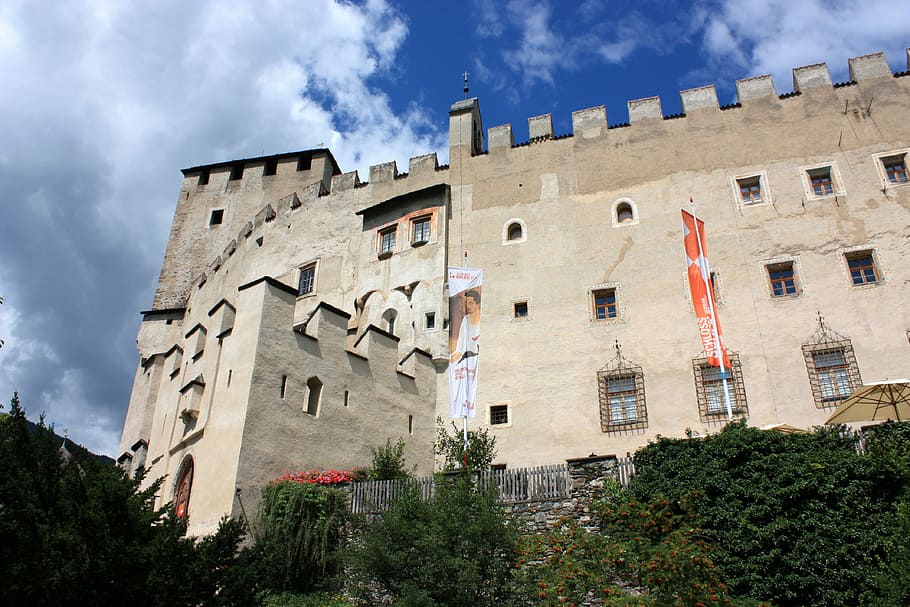 medieval, parets, castell de bruck, lienz, Austràlia, núvol, muralles medievals, domini públic, cel, pedra, arquitectura, arquitectura i edificis, exterior de l'edifici, castell, estructura construïda, europa, llocs de viatges, lloc famós, a l'aire lliure, història, arbre, núvol - cel, vista d’angle baix, cap gent, edifici, planta, naturalesa, dia, el passat, barri residencial, bandera, finestra, blau, apartament, 4K