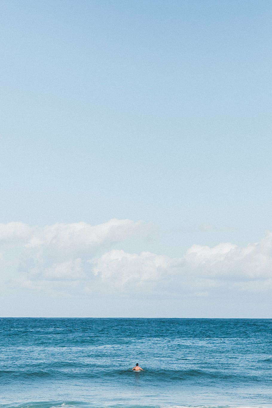 platja, blau, núvols, color, home, oceà, a l'aire lliure, persona, recreació, mar, paisatge marí, cel, estiu, sol, nedar, viatjar, turquesa, aigua, horitzó sobre l’aigua, horitzó, bellesa a la natura, escenics - natura, núvol - cel, còpia espai, tranquil·litat, escena tranquil·la, dia, terra, persones reals, naturalesa, davant del mar, una persona, escena no urbana, 2K