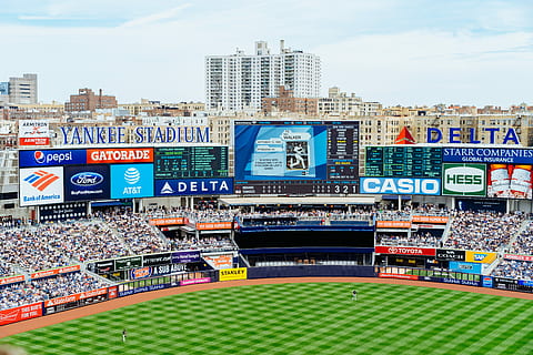 nou, york yankees stadium, estadi de beisbol, camp, estadi, multitud, stand, marca, signe, anunci, gespa, publicitat, beisbol, verd, new york yankee, ventilador, nova York, bronx, nyc, ciutat, arquitectura, exterior de l'edifici, estructura construïda, cel, edifici, text, dia, naturalesa, núvol - cel, esport, comunicació, a l'aire lliure, barri residencial, vida de ciutat, paisatge urbà, multicolor, exterior d’edifici d’oficines, gratacels, 5K, CC0, domini públic, lliure de regalies