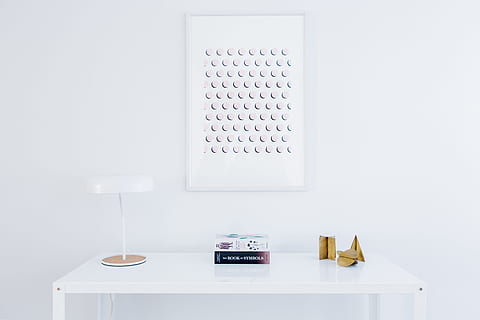 Skrivebordslampe, bord, ved siden af, hvid, boks, rammer, lampe, indendørs, ingen mennesker, teknologi, kopiere plads, hvid baggrund, hvid farve, stilleben, sundhedspleje og medicin, møbel, murbygningsfunktion, studio skud, dokument, lommeregner, stor gruppe af objekter, skrivebord, meddelelse, forretning, fravær, hjemlige værelse, 5K, CC0, offentligt domæne, royaltyfrie