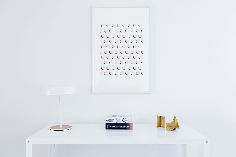 Skrivebordslampe, bord, ved siden af, hvid, boks, rammer, lampe, indendørs, ingen mennesker, teknologi, kopiere plads, hvid baggrund, hvid farve, stilleben, sundhedspleje og medicin, møbel, murbygningsfunktion, studio skud, dokument, lommeregner, stor gruppe af objekter, skrivebord, meddelelse, forretning, fravær, hjemlige værelse, 5K
