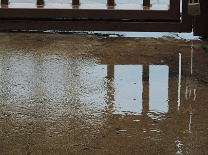 pluja, porta, vorera, reflexió, aigua, cap gent, bassal, dia, naturalesa, a l'aire lliure, inundació, primer pla, arquitectura, davant del mar, estructura construïda, humit, vell, rovellat, resistent, brutícia, abandonat, espatllat, deteriorament, brut, temporada de pluges, columna arquitectònica, fang, 4K, CC0, domini públic, lliure de regalies