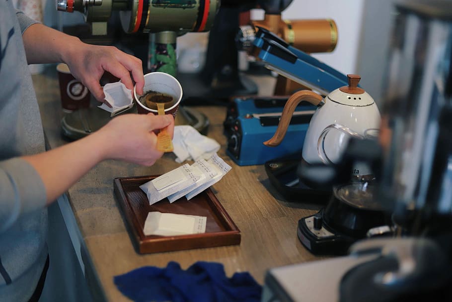 person, hælde, pulver, kop, scooping, kaffe, stående, drikke, maskine, gryde, indendørs, menneskelig hånd, bedrift, en person, hånd, voksen, kaffekop, kaffe - drikke, menneskelig kropsdel, arbejder, forretning, krus, mad og drikke, selektiv fokusering, beskæftigelse, Kvinder, cafe, barista, kaffebar, 5K