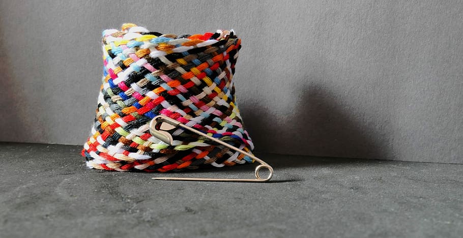 filato, filo per cucire, filo, sicurezza, PIN di sicurezza, filo, cucire, tessuto, ago, colorato, vicino, lavoro manuale, arrotolato, colore, nähutensilien, sartoria, multicolore, in casa, capi di abbigliamento, tessile, nessuno, lana, arte e artigianato, Materiale, grigio, modello, mestiere, creatività, natura morta, moda, copia spazio, caratteristica della parete, calzino, 4K