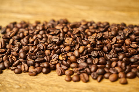 cafè, nucli, llavor, nuclis, taula, bon dia, nutrició, al matí, marró, despertar, cuina, menjar, fotografia, fusta, espresso, foto de menjar, cappuccino, cafeïna, foto, macro, fons, latte, cafeteria, colombia, fresc, estil de vida saludable, esmorzar, perfumat, primer pla, foto del producte, taulers de fibra de fusta, detall, textura, patró, ningú, resum, detalls de tirs, decoració, imatge en color, motiu, naturalesa, còpia espai, horitzontal, cap gent, enfocament selectiu, colors vius, composició, bonic, cafè - beguda, menjar i beguda, gra de cafè torrat, torrat, gran grup d'objectes, beure, frescor, a l'interior, natura morta, efecte texturat, begudes sense alcohol, 5K, CC0, domini públic, lliure de regalies