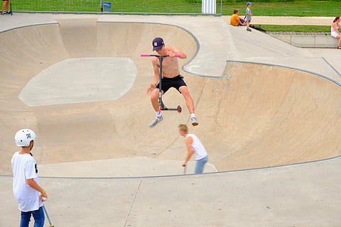 kickboard, stunt, schaatsenrijder, rol, rollen, laten zien, kijkers, leren, rijden, jongen, sportief, boord, pret, sport, vrije tijd, genoegen, springen, fabriek, acrobatisch, Spanning, trui, moedig, durfde, moed, kinderen, risico, vallen, moe van het leven, menselijk, gevaarlijk, figuur, kom hierheen, bewegingsbereik, balans, overwinnen, concentratie, onderneming, parcour, skateboard park, volledige lengte, mannen, echte mensen, levensstijlen, mensen, vrijetijdsbesteding, dag, jonge volwassene, kind, bekwaamheid, jonge mannen, hoge hoekmening, kinderjaren, mannetjes, beweging, buitenshuis, 5K, CC0, publiek domein, royaltyvrij