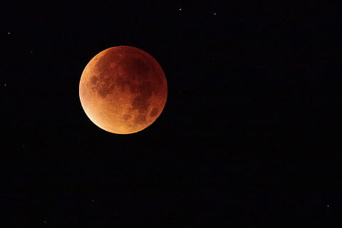 ple, lluna, nit estrellada, lluna de sang, Eclipse de lluna, eclipsi de ombra central, lluna plena, 2015, siegburg germany, astronomia, nit, superfície de la lluna, cercle, espai, cel, bellesa a la natura, escenics - natura, Lluna planetària, forma geomètrica, tranquil·litat, escena tranquil·la, naturalesa, forma, majestuós, cap gent, fenomen natural, idíl·lic, a l'aire lliure, eclipsi, espai i astronomia, llum de la lluna, 1080P, CC0, domini públic, lliure de regalies