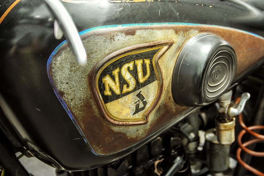etiqueta de placa nsu, moto, tecnologia, nsu, oldtimer, metall, primer pla, manera de transport, cotxe, transport, automòbil, vehicle terrestre, cap gent, vell, nombre, centrar-se en primer pla, maquinària, velocímetre, a l'interior, panell, motor, obsoleta, part del vehicle, 1080P