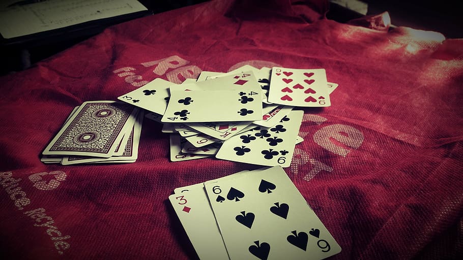 dæk, kort, gambling, spil, indendørs, fritid, held, Spille, stak, chance, rød, ingen mennesker, tæt på, dag, fritidsspil, kunstkultur og underholdning, lempelse, poker - kortspil, høj vinkel visning, fritidsaktivitet, mulighed, stilleben, bord, gambling chip, chancespil, nummer, blomstermønster, 2K
