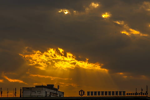 cel, núvols, posta de sol, foc, naturalesa, increïble, bonic, instagram, estiu, núvols de cel, llum, bulgària, viatjar, eternitat, univers, núvol - cel, estructura construïda, arquitectura, cel dramàtic, exterior de l'edifici, edifici, cap gent, color taronja, ciutat, a l'aire lliure, tempesta, bellesa a la natura, atmosfera, secció alta, núvol, medi ambient, 4K, CC0, domini públic, lliure de regalies