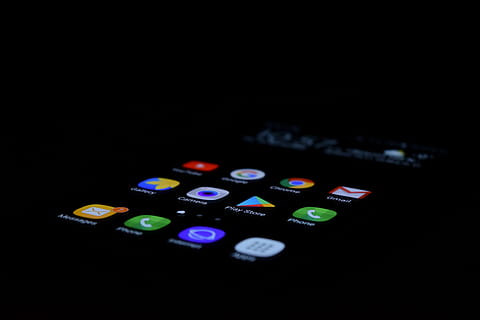 Paaiškėjo, Android išmanusis telefonas, išmaniojo telefono piktogramos screengrab, programos, ekranas, Android, Mobilusis telefonas, telefonas, technologijos, juodas fonas, studija, kontrolė, komunikacijos, belaidžio ryšio technologija, nėra žmonių, Iš arti, kelių spalvų, patalpose, kopijavimo vietos, ryšį, tekstą, numeris, šviečia, nuotolinio valdymo pultas, pasirinkimas, Vakarų scenarijus, klaviatūra, tamsus, 5K, CC0, Viešasis domenas, nemokamai