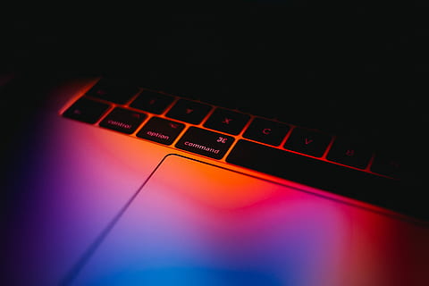 tastiera del portatile, piatto, posare, fotografia, macbook, professionista, luci al neon, luce, splendore, computer, il computer portatile, schermo, arancia, viola, blu, sfondo nero, chiave, tastiera, pendenza, colore, comando, Macbook Pro, Mela, tecnologia, attrezzatura informatica, tecnologia wireless, comunicazione, tastiera del computer, connessione, rosso, nessuno, dati, in casa, Internet, notte, illuminato, cultura artistica e intrattenimento, rete di computer, girato in studio, tasto del computer, Crimine informatico, materiale elettrico, vita notturna, 5K, CC0, dominio pubblico, privo di copyright