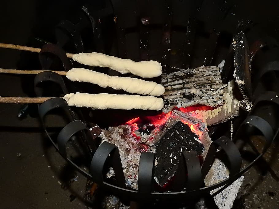 stick brød, brød, grill, brand kurv, kulstof, spise, mad, bage, mad og drikke, ingen mennesker, tæt på, friskhed, forberedelse, indendørs, varme - temperatur, metal, grillet, kød, høj vinkel visning, velvære, forbereder mad, sund kost, stilleben, dag, kul, fristelse, 4K