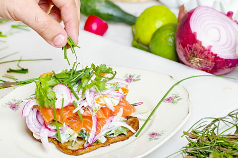 plat de verdures, vegetals, plat, menjar, amanida, mà humana, frescor, placa, gourmet, alimentació saludable, primer pla, enciam, menjar i beguda, tomàquet, gent, una persona, part del cos humà, una sola dona, mà, benestar, a l'interior, llest per menjar, celebració, arrel vegetal, ceba, vista d’angle alt, preparació, dit, preparar el menjar, decorar, 720P, CC0, domini públic, lliure de regalies