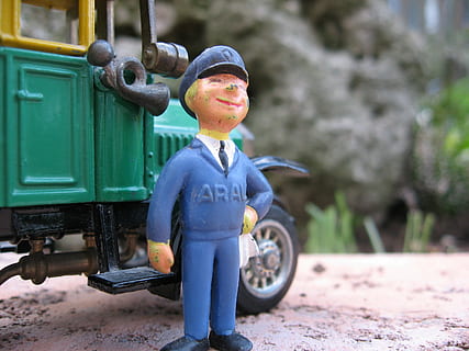 oldtimer, starý autobus, jeden, provoz, sbírat, model auta, obsluha benzínové pumpy, nostalgie, aral, sbírka, makro, retro, kolektor, staré časy, bleší trh, hračky, minulost, historicky, antický, Paměť, jedna osoba, portrét, usmívající se, přeprava, den, samci, při pohledu na fotoaparát, dospělý, muži, štěstí, Příroda, způsob dopravy, čepice, emoce, venku, zaměřit se na popředí, dětství, 2K, CC0, veřejná doména, bez autorských práv