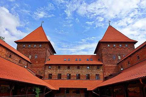 slott, rød, murstein, fasade, gårds, taklinje, ytre, arkitektur, struktur, Europa, bygget struktur, bygge eksteriør, sky - himmel, bygning, himmel, historie, fortiden, by, reisemål, natur, tak, ingen folk, vindu, utendørs, sted for tilbedelse, dag, turisme, reise, klokke, spir, 5K, CC0, offentlig domene, opphavsrett gratis