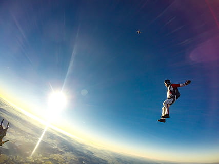 Mann, hopping, himmel, dagtid, tidsforløp bilde, fallskjermhopper, siste, hoppe, fallskjermhopping, falle, skydive, menn, sport, mennesker, utendørs, moro, handling, blå, voksen, i lufta, full lengde, bevegelse, sollys, én person, fritidsaktivitet, ferdighet, lysskjær, lav vinkel visning, natur, stunt, solstråle, vitalitet, ekstremsport, exhilaration, glede, sol, frihet, positiv følelse, menneskelig arm, 2K