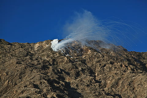 explosion, grenade, bombardement, sous le feu, guerre, bombe volante, exploser, bombe, arme, Feu, fumée, Montagne, bleu, ciel, environnement, la nature, mouvement, paysages - nature, personne, fumée - structure physique, géologie, scène non urbaine, beauté dans la nature, paysage, terre, journée, ciel clair, géographie physique, en plein air, volcan, scène tranquille, pouvoir dans la nature, 5K, CC0, domaine public, libre de droits