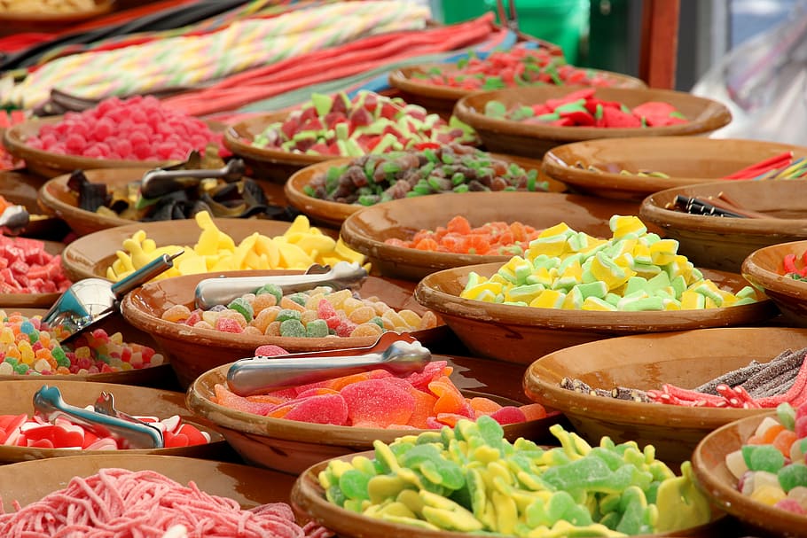caramelo, azúcar, dulce, picar, comida, delicioso, gummibärchen, chocolates, rojo, vistoso, baston de caramelo, marca, tratar, lamer, mercado, estar, comida y bebida, elección, variación, abundancia, frescura, gran grupo de objetos, Al por menor, nadie, envase, puesto en el mercado, en venta, naturaleza muerta, cuenco, alimentación saludable, cesta, mesa, vista de alto ángulo, ingrediente, festival, 5K