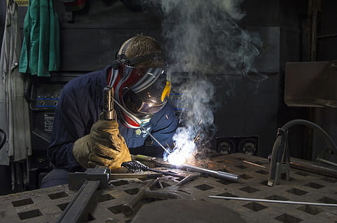 homme, portant, masque de soudure, gris, outil, construction, ouvrier, soudage, soudeur, industrie, métal, militaire, la personne, la main d'oeuvre, construire, casque, masque, emploi, tâche, Occupation, travail, une personne, à l'intérieur, Vrais gens, industrie métallurgique, fumée - structure physique, en portant, Hommes, protection, atelier, brûlant, chaleur - température, des étincelles, vêtements de travail de protection, vue de face, compétence, visage obscurci, 1080P, CC0, domaine public, libre de droits