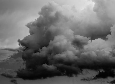 gråtonebillede, skyer dannelse, mørke skyer, skyer, storm, mørk, himmel, regn, natur, efter stormen, udsigt, aura, sky - himmel, røg - fysisk struktur, miljø, ingen mennesker, udendørs, dag, skønhed i naturen, strøm, magt i naturen, meddelelse, atmosfære, cloudscape, forurening, advarselsskilt, brændstof og elproduktion, skilt, ildevarslende, luftforurening, 2K, CC0, offentligt domæne, royaltyfrie