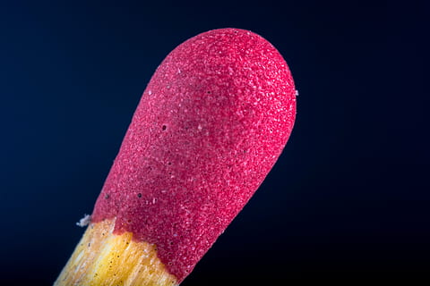 match, kamphoved, makro, rød, sort baggrund, enkelt objekt, natur, ingen mennesker, tæt på, studio skud, lyserød farve, multi farvet, vandmelon, indendørs, sund livsstil, aktivitet, sport, levende farve, ekstrem nærbillede, kopiere plads, 5K, CC0, offentligt domæne, royaltyfrie