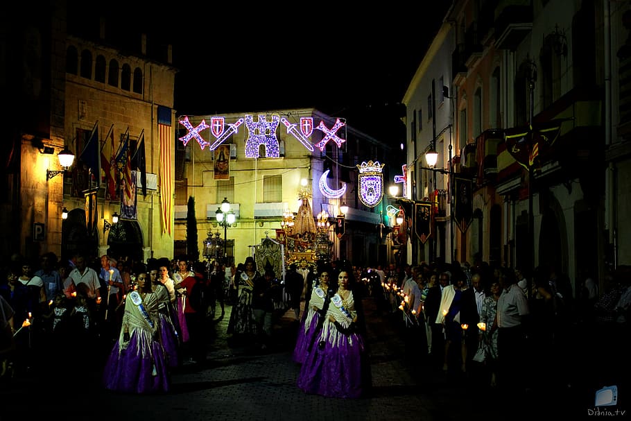 processó, verge, castalla, nit, estructura construïda, arquitectura, grup de persones, persones reals, exterior de l'edifici, il·luminat, dones, ciutat, gran grup de persones, multitud, celebració, carrer, estils de vida, adult, disfressa, activitat d'oci, homes, Festival, 5K