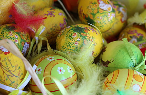 verd, groc, ous de Pasqua, ous, decoració, Pasqua, color, temporada, menjar, celebració, menjar i beguda, ou de Pasqua, multicolor, festa, ou, vacances - esdeveniment, pintura, cap gent, natura morta, art i artesania, grup d'objectes, primer pla, a l'interior, creativitat, religió, Festival, 2K, CC0, domini públic, lliure de regalies