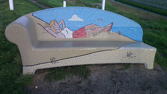 Banco, monstro, arte, plantar, natureza, dia, ninguém, visão de alto ângulo, grama, ao ar livre, transporte, arte e Artesanato, criatividade, representação, modo de transporte, forma, metal, terra, velho, estrada, veículo terrestre, texto, comunicação, 2K, CC0, domínio público, royalty free