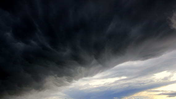gris, negre, cel, cel negre, núvols, núvols foscos, endavant, formen núvols, paisatge, naturalesa, cloudscape, tempesta, trist, temps, l'estat d'ànim del temps, amenaçador, núvol - cel, núvol, cel dramàtic, blau, fosc, ominós, a l'aire lliure, cel malhumorat, meteorologia, fons, escenics, clima, cap gent, dia, bellesa a la natura, escenics - natura, núvol de tempesta, medi ambient, vista d’angle baix, vent, pluja, poder a la natura, 5K, CC0, domini públic, lliure de regalies
