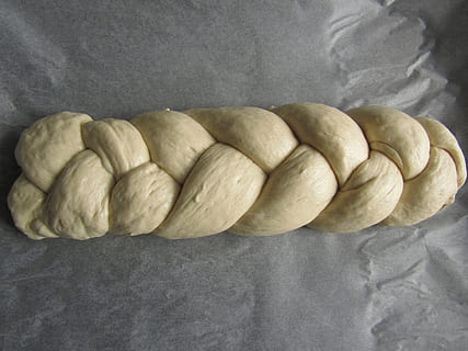 zelfgemaakt brood, witbrood, gevlochten brood, eten en drinken, stilleven, versheid, voedsel, binnenshuis, welzijn, geen mensen, gezond eten, detailopname, tafel, papier, klaar om te eten, hoge hoekmening, grijs, recht boven, eenvoud, groente, textiel, huiskamer, fruit, 2K, CC0, publiek domein, royaltyvrij