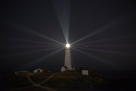 blanc, phare, nuit, balise, historique, Boston, Massachusetts, Etats-Unis, scénique, garde-côte, architecture, la tour, paysage marin, océan, côte, lumière, point de repère, signal, sécurité, illuminé, faisceau de lumière, scène - espace de performance, laser, personne, en plein air, ciel, reflet, matériel d'éclairage, la nature, étoile - espace, structure construite, lune, extérieur du bâtiment, équipement de projection, culture artistique et divertissement, brillant, forme d'étoile, clair de lune, espace et astronomie, 2K, CC0, domaine public, libre de droits