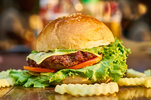 hamburgare, brun, trä-, tabell, burger, bröd, kött, köttbullar, färsk, mat, ost, äta nyttigt, fotografi, hälsosam livsstil, Kafé, kök, hälsa, produktfoto, rostat bröd, tomat, makro, organisk, mellanmål, bakad, närbild, textur, hälsosam, bakgrund, ingen, utsökt, Foto, gul, skön, mat foto, detalj, näring, vegetabiliska, grill, utegrill, menyn bilder, mat bilder, kötträtter, potatis, hälsosam mat, bakgrunder, mat och dryck, sallad, smörgås, snabbmat, klar att äta, måltid, bulle, ohälsosam mat, fokusera på förgrunden, ostburgare, friskhet, hämtmat, inget folk, pubmat, snabbmatsrestaurang, nötkött, 5K, CC0, offentligt domän, royaltyfria