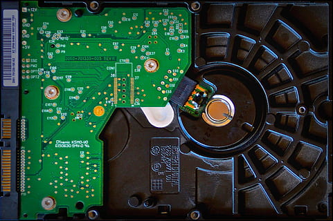 grønn, svart, kretskort, harddisk, lagringsmedium, digitale data, disk, elektronikk, teknologi, hukommelse, datalager, datamaskin, pc, digitalt, datailaufnahme, grønn farge, elektronikkindustrien, databrikke, ingen folk, innendørs, industri, forbindelse, utstyr, stilleben, data utstyr, kommunikasjon, kompleksitet, nærbilde, metall, styre, rett over, full ramme, elektrisk komponent, elektrisk utstyr, 5K, CC0, offentlig domene, opphavsrett gratis