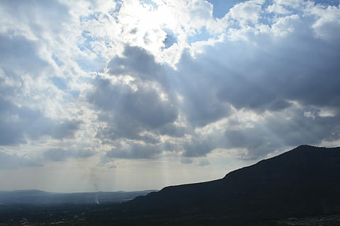 cielo, nuvole, sole, montagna, speranza, Paesaggi, natura, nuvola - cielo, nessuno, bellezza nella natura, scenics - natura, la tranquillità, scena tranquilla, scena non urbana, paesaggio, giorno, ambiente, all'aperto, idilliaco, silhouette, catena montuosa, luce del sole, Inquadratura dal basso, picco di montagna, streaming, 5K, CC0, dominio pubblico, privo di copyright