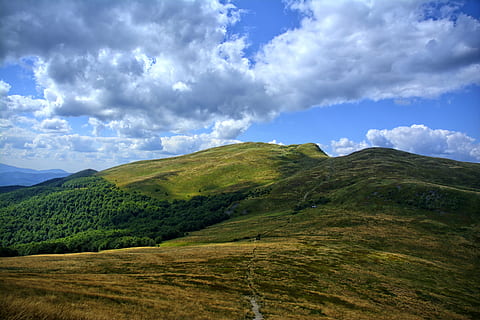 bieszczady, hory, nebe, Pohled, krajina, barvy, mraky, krása, kopce, stezka, prázdniny, letní, mrak - nebe, scenics - příroda, hora, životní prostředí, klidné scény, krása v přírodě, klid, mimoměstské scény, zelená barva, rostlina, pohoří, Příroda, tráva, nikdo, den, idylický, dálkový, přistát, venku, horský hřeben, zvlněná krajina, 5K, CC0, veřejná doména, bez autorských práv