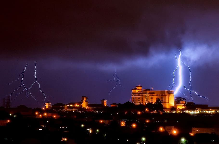 llamps, tempesta, nit, núvols, poder a la natura, núvol - cel, arquitectura, il·luminat, exterior de l'edifici, poder, cel, ciutat, estructura construïda, llamps bifurcats, senyal d'advertència, edifici, núvol de tempesta, paisatge urbà, bellesa a la natura, cap gent, a l'aire lliure, electricitat, pluja, ominós, 1080P