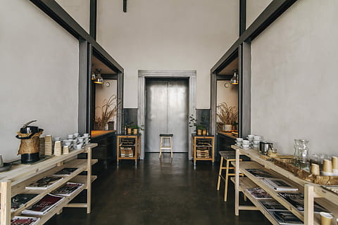 marrón, de madera, bastidores, hormigón, piso, mesas de comedor, interior, café, habitación, ascensor, levantar, diseño, arquitectura, escandinavo, gris, acero, desayuno, vaso, vestíbulo, estantería, revista, adentro, nadie, ausencia, día, estructura construida, ventana, asiento, mueble, mesa, cuarto doméstico, edificio, equipo de iluminación, cocina, pared - característica de la construcción, casa, restaurante, silla, apartamento, 5K, CC0, dominio público, libre de derechos