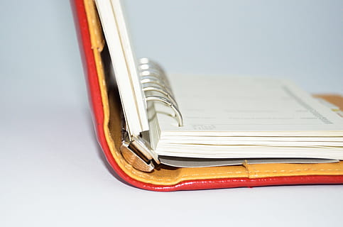 fotografering, åben, notesbog, kalender, tidsplan, blok, bindemidler, binder dokumentmappe, noter, pen, tid, tidsadministration, forretning, papir, ingen mennesker, tæt på, indendørs, hvid baggrund, offentliggørelse, Bestil, stilleben, studio skud, spiral notesbog, note pad, kontor, uddannelse, Kontorforsyning, læring, bord, side, skoleartikler, 4K, CC0, offentligt domæne, royaltyfrie