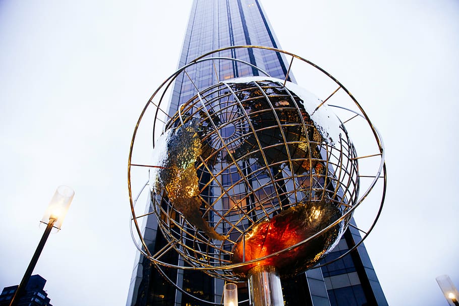 grattacielo, architettura, costruzione, infrastruttura, struttura, istituzione, appartamento, finestre, condominio, Hotel, globo, cerchio, struttura costruita, cielo, nessuno, giorno, cielo sereno, all'aperto, città, avvicinamento, Inquadratura dal basso, esterno dell'edificio, natura, attrezzatura per l'illuminazione, metallo, edificio per uffici esterno, illuminato, calore - temperatura, comunicazione, tecnologia, acciaio, lega, 5K