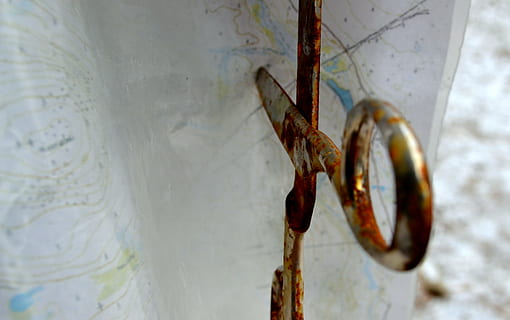 tesouras, mapa, fotografia, ferrugem, velho, turismo, enferrujado, fechar-se, ninguém, metal, oxidado, dia, focar em primeiro plano, foco seletivo, ao ar livre, segurança, recurso de construção de parede, animal, madeira - material, temas animais, conexão, natureza, suspensão, protecção, 2K, CC0, domínio público, royalty free