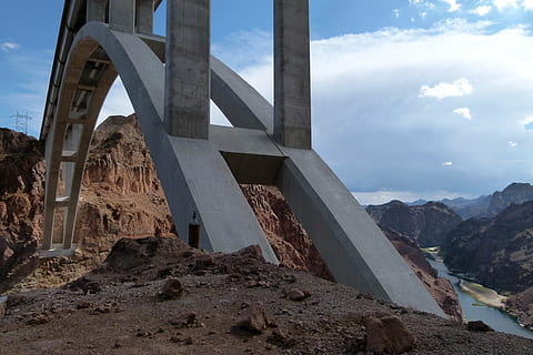 grau, Beton, Bogen, Weiß, Wolken, tagsüber, Brücke, Spanne, Konstruktion, Gebäude, Straße, Seemet, Hoover-Staudamm, Nevada, Arizona, Damm, Landschaft, Touristenattraktion, wunderschönen, technisch, Reservoir, Vereinigte Staaten von Amerika, Berg, die Architektur, gebaute Struktur, Himmel, Brücke - künstliche Struktur, Natur, Verbindung, Tag, wolke - himmel, keine Leute, Transport, architektonische Säule, Flachwinkelansicht, draußen, Reiseziele, Sonnenlicht, Land, Wasser, 4K, CC0, gemeinfrei, lizenzfrei