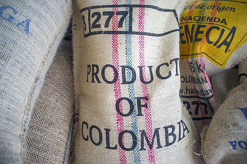 lot de sacs de punt, cafè, mongetes, sac, arpillera, colombia, bossa, gra de cafè, fresc, granja de cafè, Finances, text, moneda, moneda de paper, negocis, primer pla, guió occidental, comunicació, estalvis, cap gent, nombre, natura morta, riquesa, paper, a l'interior, tèxtil, marc complet, multicolor, economia, 4K, CC0, domini públic, lliure de regalies