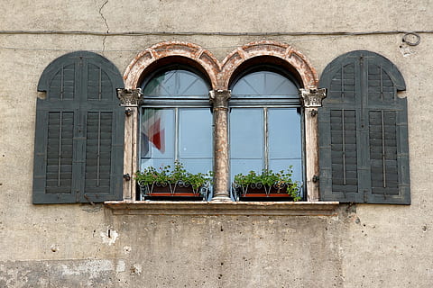 vindu, gammel, gammelt vindu, fasade, historisk, forvitret, tre, glass, slå opp, bygning, tre vinduer, gamleby, vindusrammer, lukker, åpen, arkitektur, bygge eksteriør, bygget struktur, ingen folk, dag, anlegg, bue, natur, lav vinkel visning, veggbyggingsfunksjon, potteplante, utendørs, glass - materiale, lukket, vegg, boligområde, refleksjon, blomsterpotte, vinduskarm, 4K, CC0, offentlig domene, opphavsrett gratis