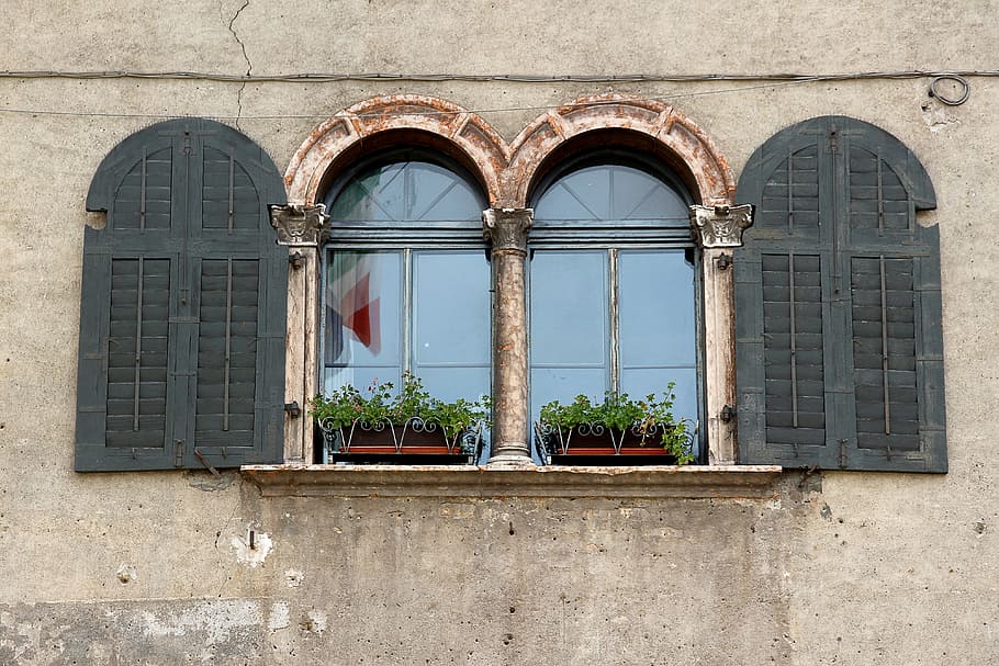 finestra, vell, finestra antiga, façana, històricament, resistent, fusta, vidre, trencar, edifici, finestres de fusta, barri antic, marcs de finestres, obturador, obert, arquitectura, exterior de l'edifici, estructura construïda, cap gent, dia, planta, arc, naturalesa, vista d’angle baix, funció de construcció de parets, planta en test, a l'aire lliure, vidre - material, tancat, paret, barri residencial, reflexió, test de flor, marc de finestra, 4K