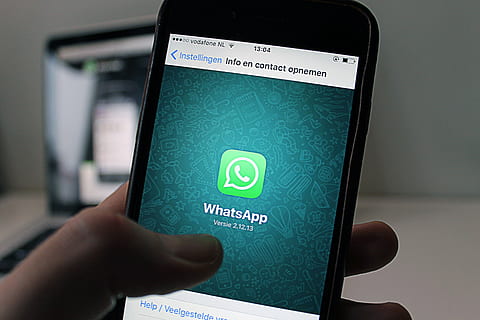 แอปพลิเคชัน whatsapp screengrab, whatsapp, เทคโนโลยี, iPhone, แอป, โทรศัพท์, ข้อความ, เสา, พูดคุย, มาร์ทโฟน, ใบสมัคร, การพูดคุย, มือมนุษย์, มือ, ส่วนหนึ่งของร่างกายมนุษย์, การสื่อสาร, เทคโนโลยีไร้สาย, คนคนหนึ่ง, โฮลดิ้ง, สคริปต์ตะวันตก, สัมพันธ์, จอภาพ, ใกล้ชิด, ในบ้าน, อุปกรณ์ข้อมูลพกพา, สมาร์ทโฟน, หน้าจอสัมผัส, อินเทอร์เน็ต, ข้อมูล, นิ้ว, ส่วนต่อประสานกราฟิกกับผู้ใช้, เศรษฐกิจ, 4K, CC0, โดเมนสาธารณะ, ค่าลิขสิทธิ์ฟรี