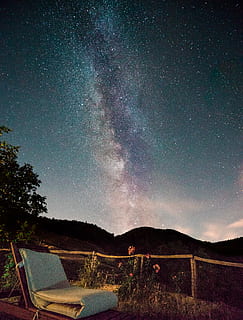 fotografia time lapse, cielo, bianca, fotografia di chaise lounge chair, sfondo, sfondi Android, sfondo dello schermo di blocco, stella, sotto la stella, sedia, Italia, montagna, albero, luce, notte, via Lattea, stella - spazio, scenics - natura, astronomia, natura, pianta, bellezza nella natura, spazio, la tranquillità, architettura, scena tranquilla, nessuno, campo stellare, struttura costruita, galassia, paesaggio, infinito, all'aperto, 5K, CC0, dominio pubblico, privo di copyright