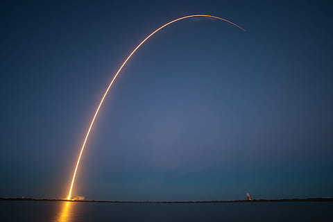 photographie timelapse, fusée, lancement, photo, feux d'artifice, lancement de fusée, nuit, trajectoire, spacex, décollage, flammes, propulsion, espace, la vitesse, véhicule, missile, moteur de fusée, transport, vaisseau spatial, Puissance, en volant, carburant, compte à rebours, cap canaveral, rampe de lancement, en plein air, la nature, personne, tranquillité, paysages, ciel, beauté dans la nature, paysages - nature, eau, scène tranquille, mer, horizon, le coucher du soleil, espace de copie, bleu, idyllique, ciel clair, scène non urbaine, environnement, 2K, CC0, domaine public, libre de droits