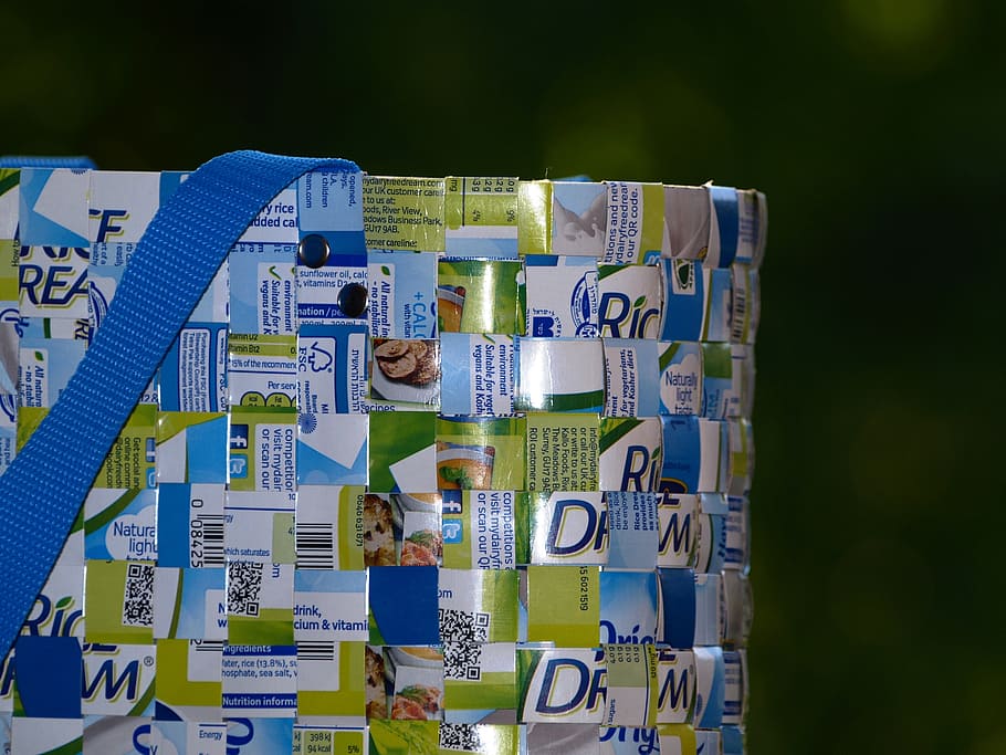 bossa, teixit, estructura, trena, mà d'obra, reciclar, teixir, cap gent, gran grup d'objectes, comunicació, paper, naturalesa, blau, text, moneda, primer pla, a l'aire lliure, arbre, moneda de paper, Finances, abundància, els mitjans de comunicació, centrar-se en primer pla, nombre, multicolor, dia, economia, 2K